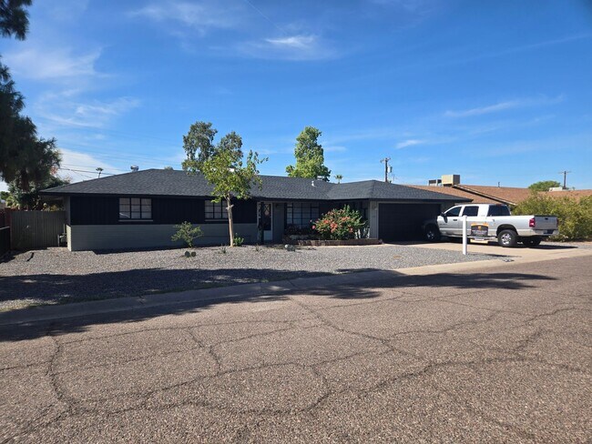 Building Photo - Cozy 3 bed, 2 bath home in Phoenix, No HOA!