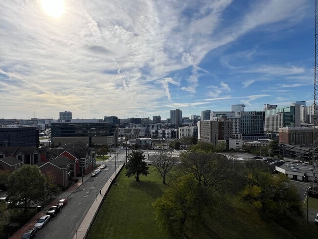 Building Photo - Spacious 2 bedroom 3 bath condo with office in City Lights!