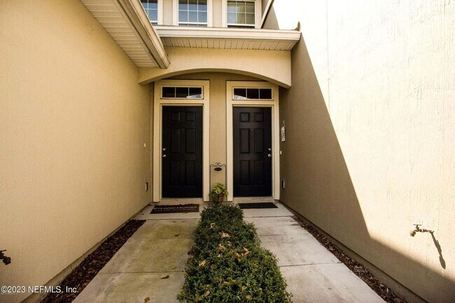 Building Photo - Great location Townhome with a pool