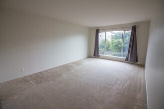 Building Photo - 533 8th Ave