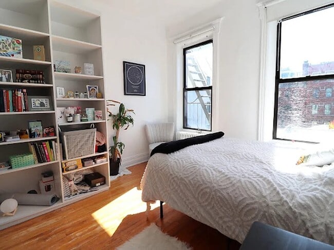 Foto del edificio - 349 W Broadway