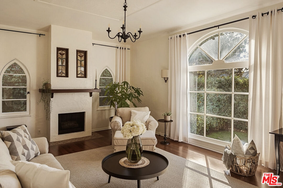Foto principal - 830 N Gardner St
