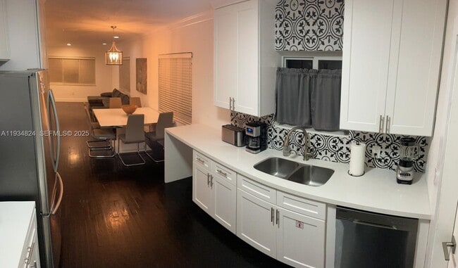 Building Photo - 1955 Washington St