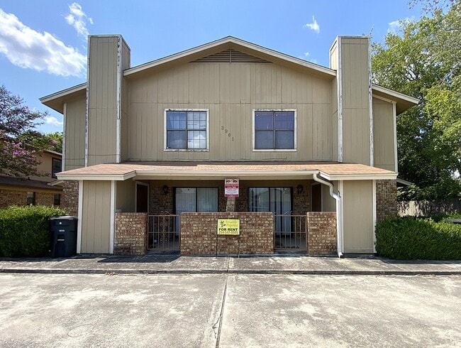 Building Photo - 3901 Hereford Ln