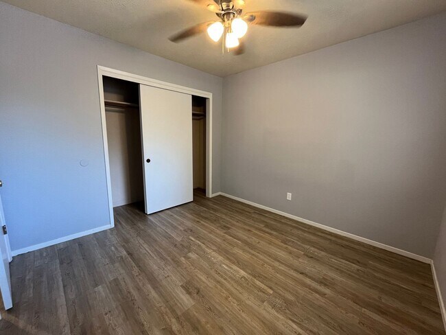 Foto del edificio - 335 Springville Ct