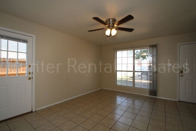 Foto del edificio - Three Bedroom Beauty!