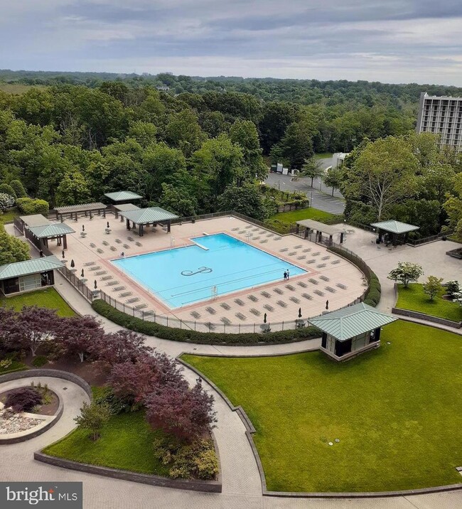 Foto del edificio - 5225 Pooks Hill Rd