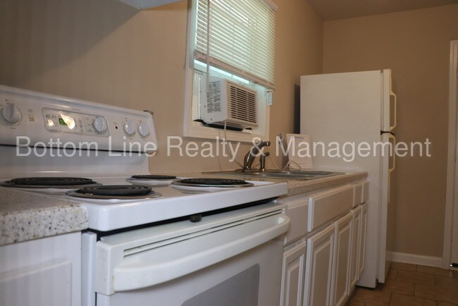 Building Photo - Cozy One Bedroom Condo With Spacious Backyard