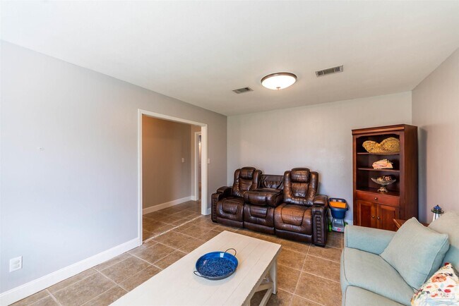 Foto del edificio - 12164 Longwood Dr