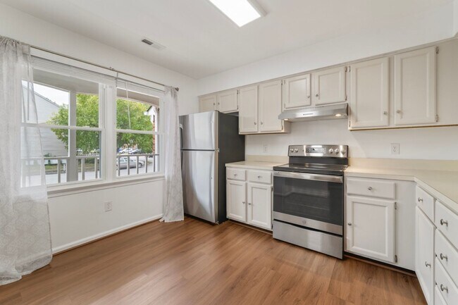 Building Photo - 2BR Townhouse Located in the Heart of Kemp...