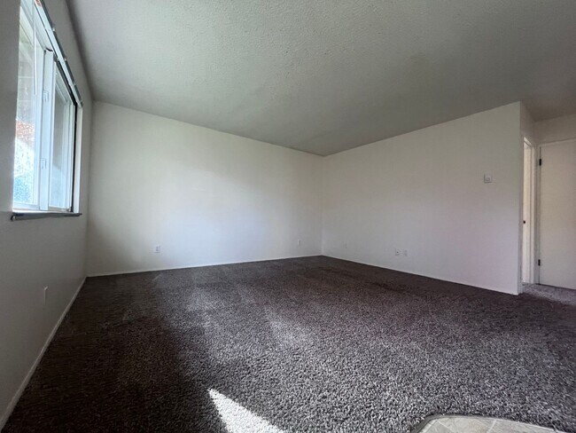 Building Photo - GREAT, SPACIOUS CONDO w/GARAGE! CLOSE TO M...