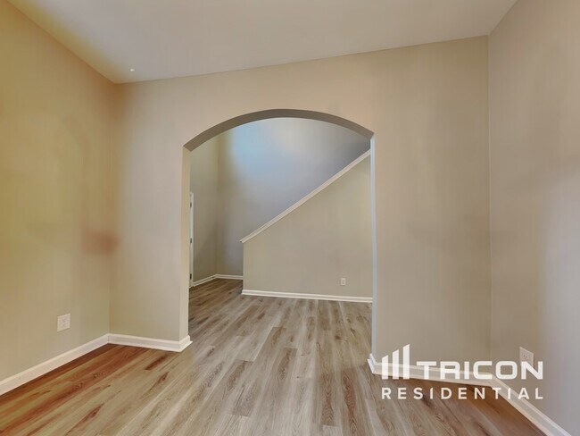 Building Photo - 452 Shady Glen