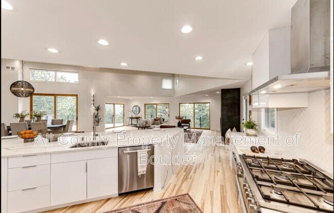 Building Photo - 2857 Linden Dr