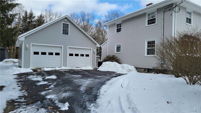 Foto del edificio - 441 Hopkins Hill Rd