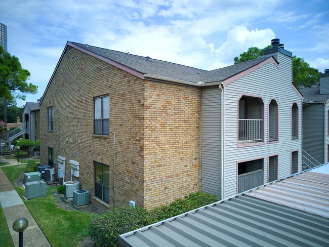 Corner view, seen from the Southwest. - 2025 Augusta Dr