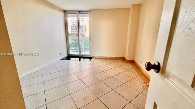 Foto del edificio - 100 Bayview Dr