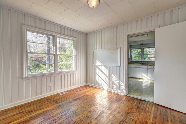 Building Photo - 2442 Tredway Dr