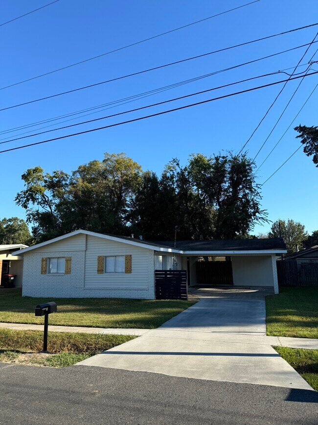 Foto del edificio - 305 Harrell Dr
