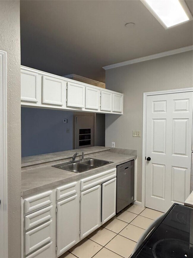 Building Photo - 6501 Columbia Oaks Ct