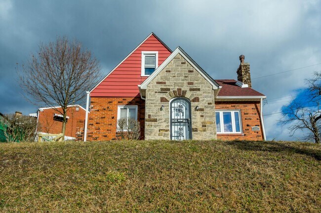 Building Photo - Charming 2 bedroom in Penn Hills! SECTION ...