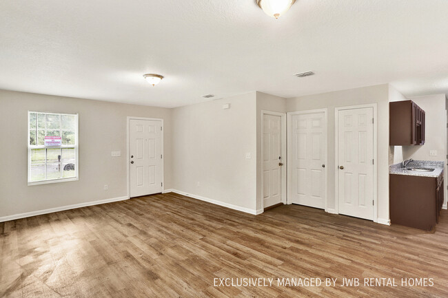 Building Photo - 862 Robinson Ave
