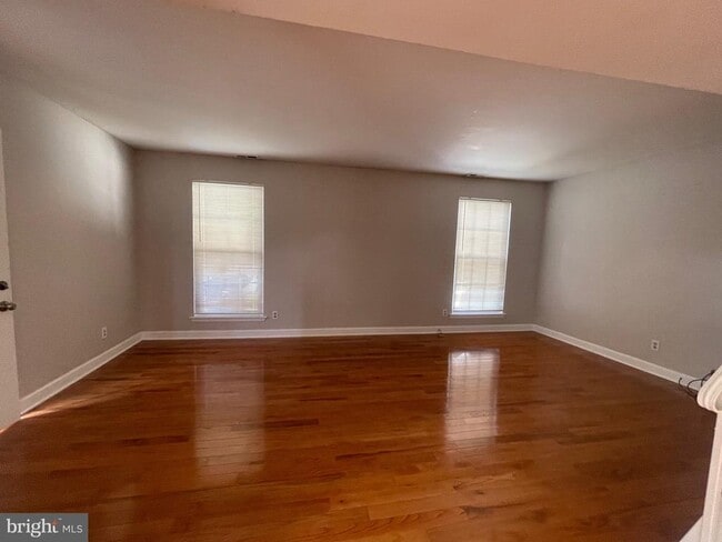 Building Photo - 4 Brookview Dr