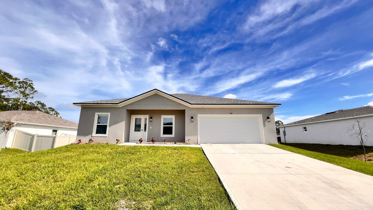 Foto principal - BEAUTIFUL 4 BD/2 BA Home in Palm Bay! Grea...