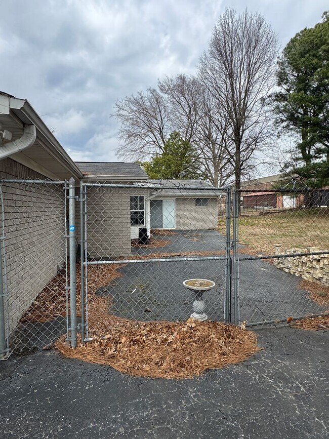 Building Photo - Incredible 4 Bed / 2 Bath updated Home, Available Now!