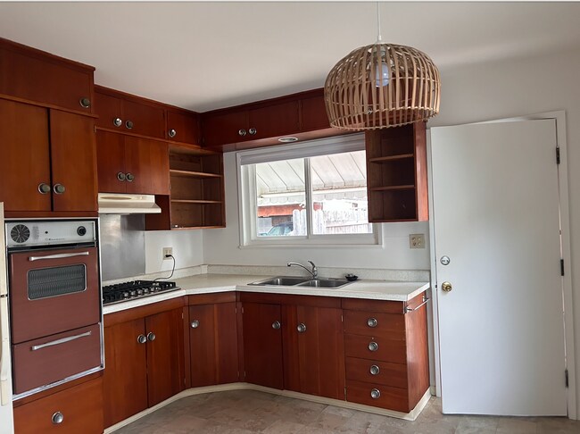 kitchen - 614 W Cota St