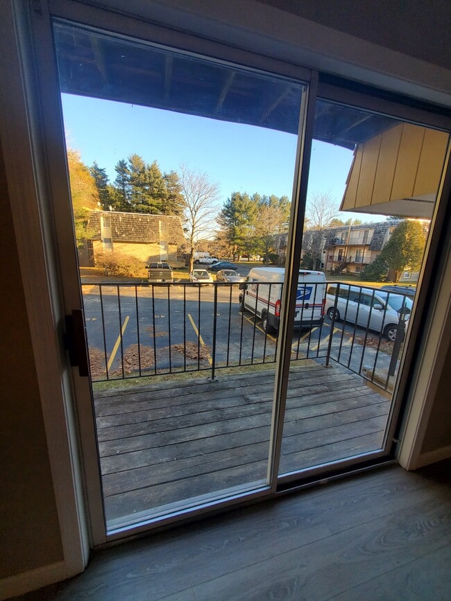 Front living room view - 87 University St