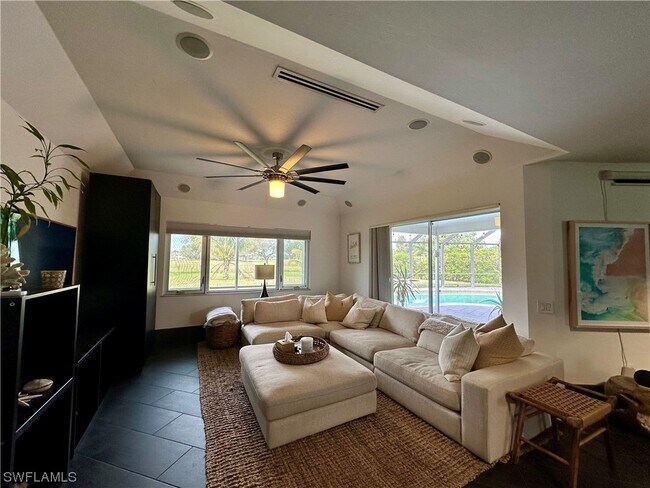 Foto del edificio - 387 Hidden Valley Dr