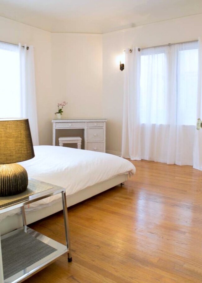 Foto del edificio - Curson Ave Apartments By The Grove