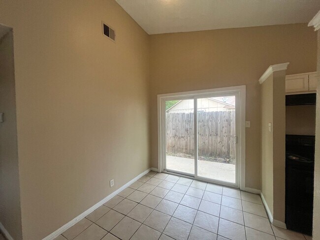 Building Photo - 5105 Meadow Cove