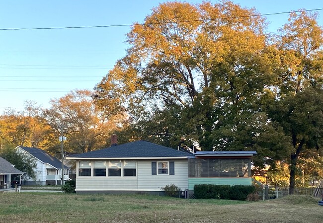 Large lot with smaller fenced section for pets - 2 Stewart Ave