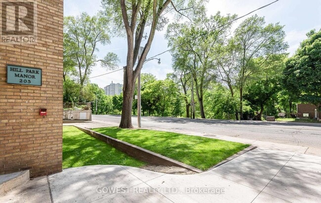 Building Photo - 205 Keele St