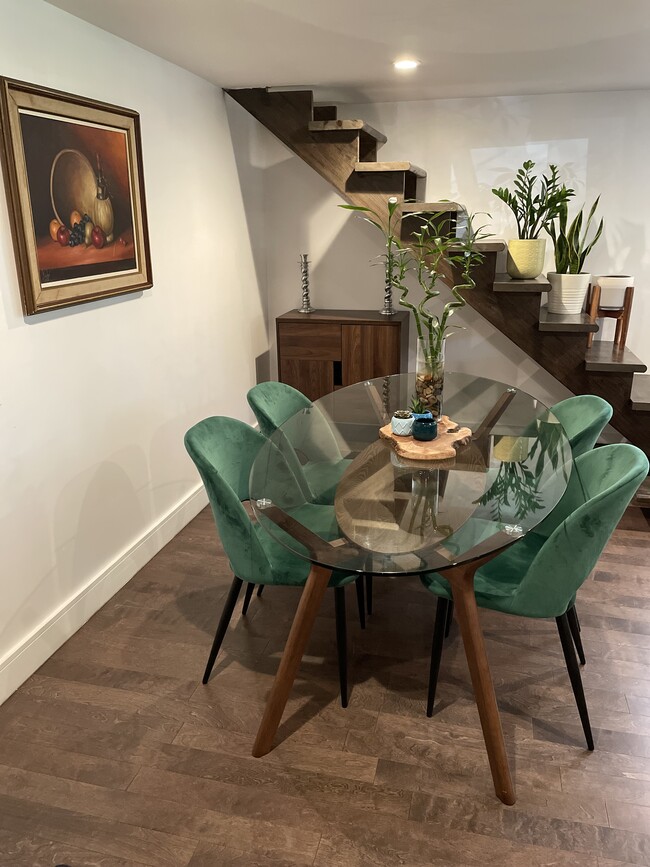 Building Photo - 3581 Boul Décarie