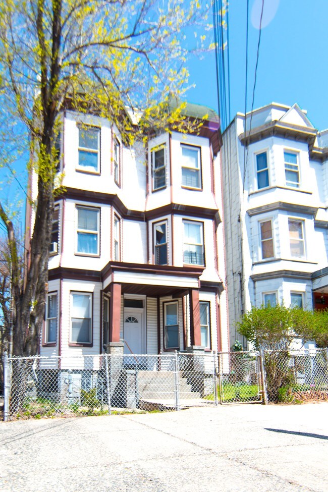 Building Photo - 116 Duncan Ave