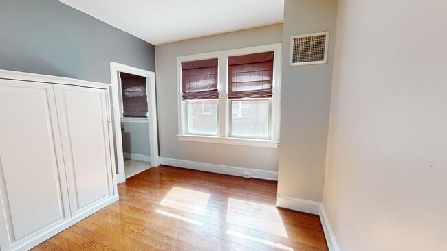 Building Photo - Lovely Studio Apartment in the HEART of Cl...