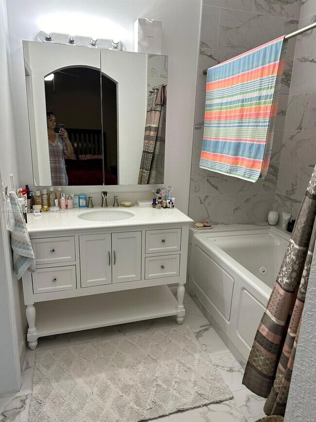 Foto del edificio - 4932 Tradewinds Ter