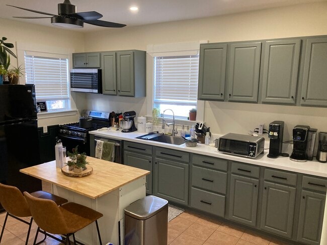 Building Photo - 342 Crescent St