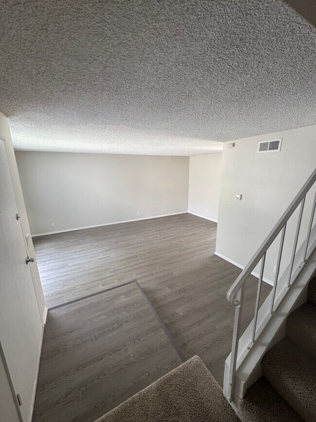 Foto del edificio - COMING SOON! 3 Bed + 1.5 Bath Townhouse
