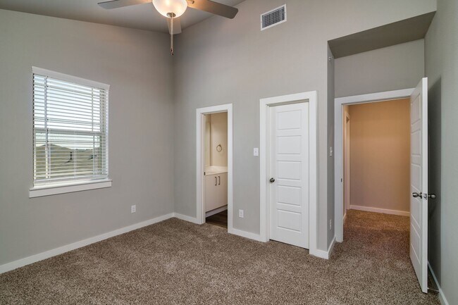 Foto del edificio - GORGEOUS 2 BEDROOM FOUR PLEX LOCATED IN MI...