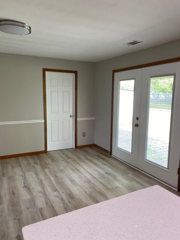 Building Photo - 2302 Lakeview Dr