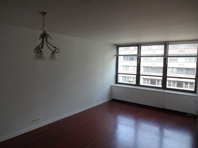 Foto del edificio - 222 E Pearson St