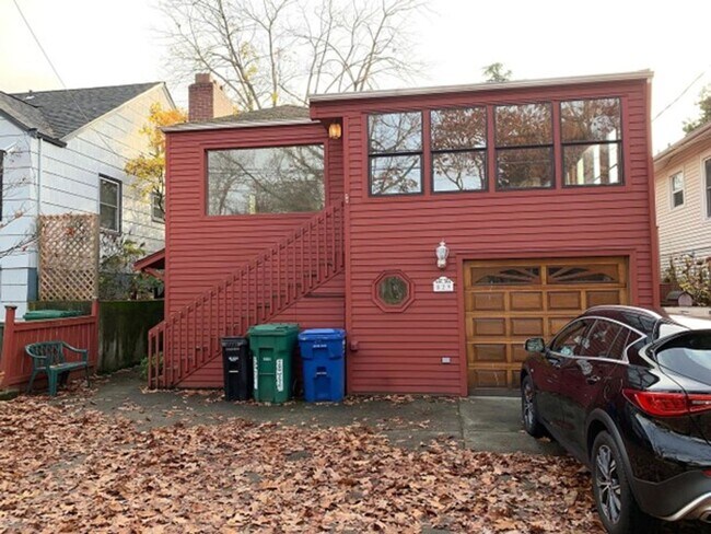 Building Photo - Spacious units unfurnished and furnished w...