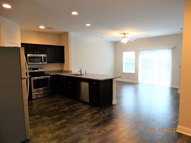 Foto del edificio - Townhouse available March 7 2024