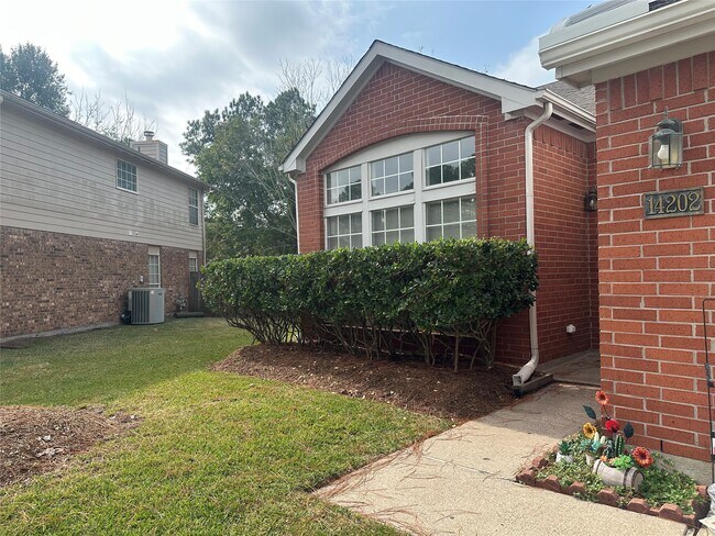 Foto del edificio - 14202 Misty Knoll Ct