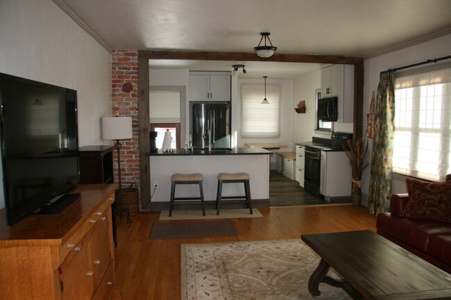 Building Photo - 428 N 5th St