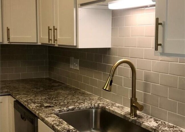Foto del edificio - 8017 Greenside Ct