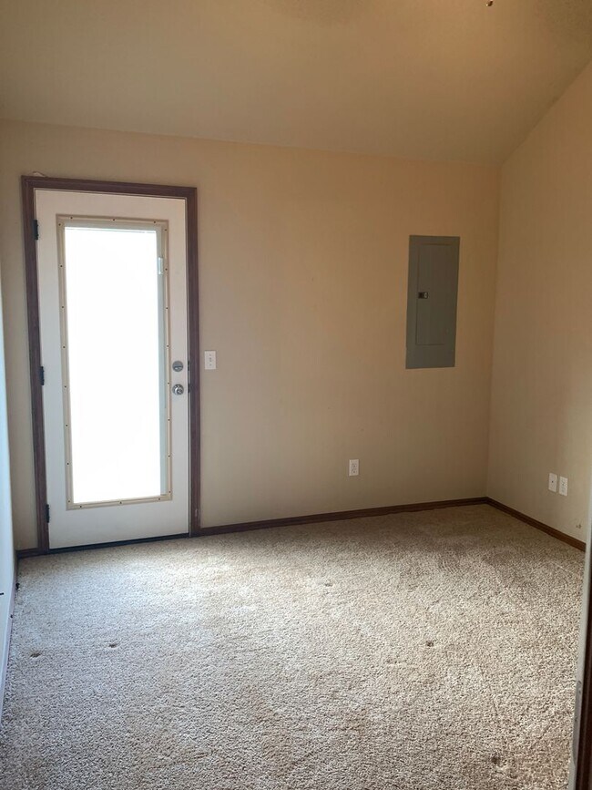Building Photo - 3 bedroom, 2 bathroom, 2 car garage